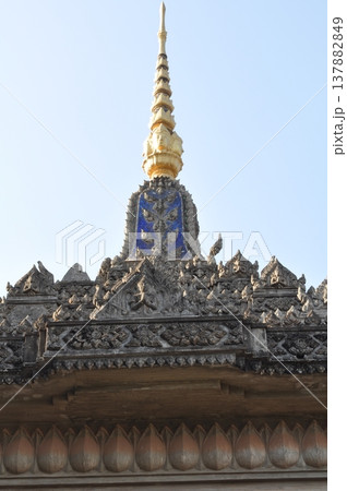 黄金色に輝く仏塔 黄金色に輝く仏塔 137882849