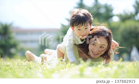 芝生に寝転ぶ親子 芝生に寝転ぶ親子 137882915