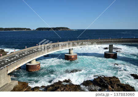 くしもと大橋(通夜島を望む)　【和歌山県東牟婁郡串本町】 137883060