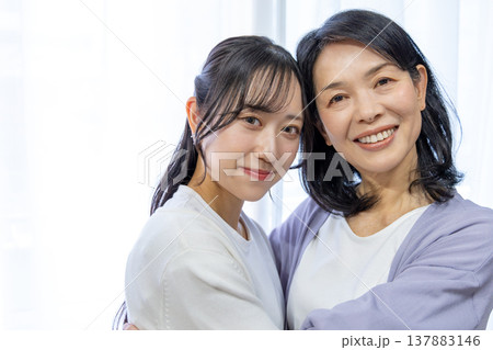 仲の良い母娘 ポートレート 仲の良い母娘 ポートレート 137883146