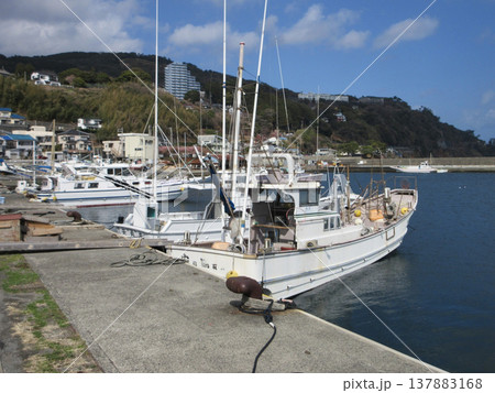 静岡県東伊豆町！稲取漁港の漁船 137883168