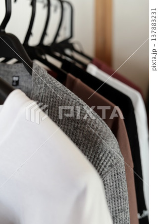 室内干ししている色々な種類のメンズTシャツ 137883231