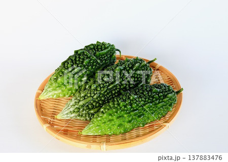 夏野菜 ゴーヤー 苦瓜 白バック コピースペース 夏野菜 ゴーヤー 苦瓜 白バック コピースペース 137883476