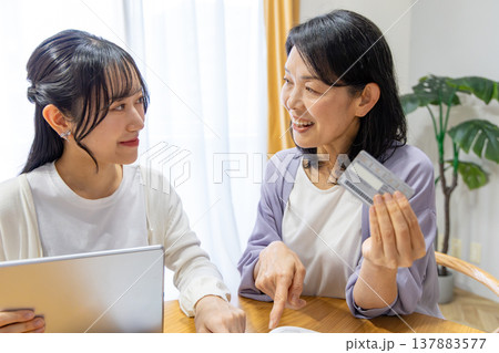 ネットショッピングをする母娘 ネットショッピングをする母娘 137883577