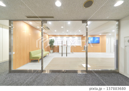 ガラス張りの企業エントランス 137883680