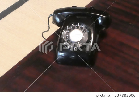 懐かしい昭和時代の黒電話 懐かしい昭和時代の黒電話 137883906