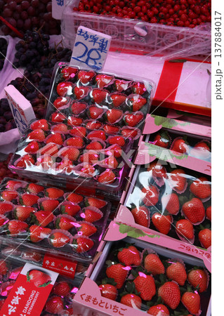 モンコック青空市場で売られる「くまもといちご」とひらがなで書かれたイチゴ。実際は中国産 モンコック青空市場で売られる「くまもといちご」とひらがなで書かれたイチゴ。実際は中国産 137884017