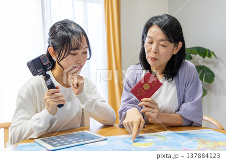 海外旅行を計画する母娘 海外旅行を計画する母娘 137884123