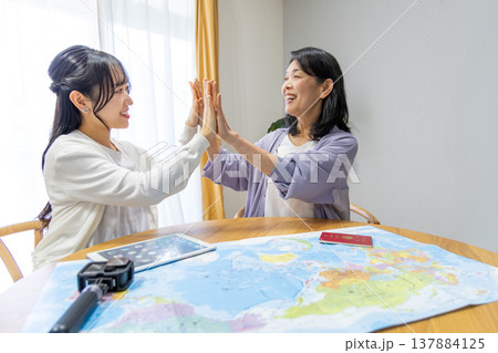 海外旅行を計画する母娘 海外旅行を計画する母娘 137884125