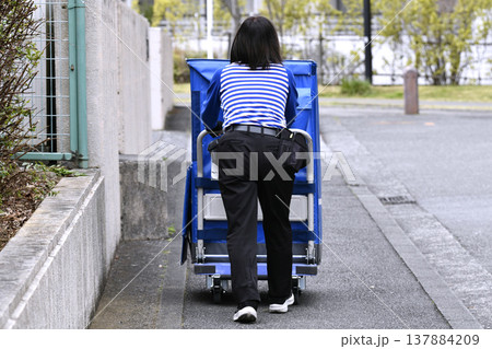 日本の横浜都市景観　街中で見かけた女性の配達員＝横浜市内で 137884209