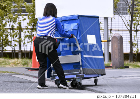 日本の横浜都市景観 街中で見かけた女性の配達員=横浜市内で 日本の横浜都市景観 街中で見かけた女性の配達員=横浜市内で 137884211