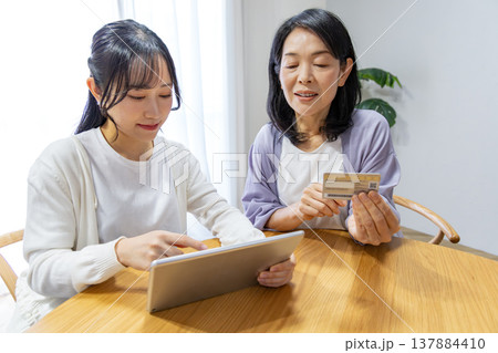 タブレットを使う母娘 タブレットを使う母娘 137884410
