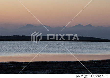 夕暮れの野付湾 夕暮れの野付湾 137884429