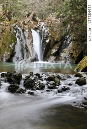 〔滋賀県甲賀市・3月〕ミホミュージアム近くにある、山あいの「三筋の滝」 137884433