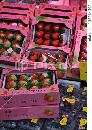 モンコック青空市場で売られる「くまもといちご」とひらがなで書かれたイチゴ。実際は中国産 137884500