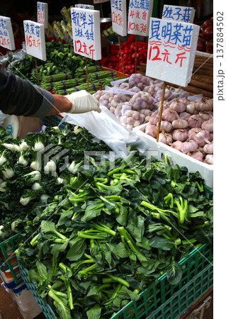 香港の市場で売られるカイラン（菜心）など。青物も多くの種類がある 137884502