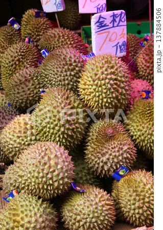 香港島の青果市場で売られるドリアン 香港島の青果市場で売られるドリアン 137884506