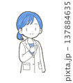 片手を胸に添えて案内する白衣姿の医療関係者の女性の手書きイラスト素材 137884635