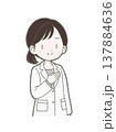 片手を胸に添えて案内する白衣姿の医療関係者の女性の手書きイラスト素材 137884636