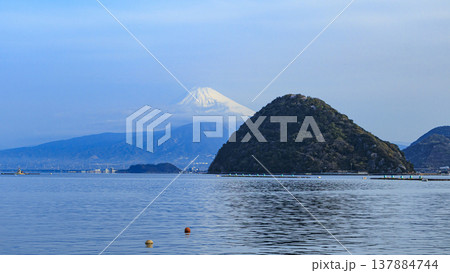 駿河湾越しで見る伊豆半島西伊豆の沼津市内浦から見る冠雪した富士山　 137884744