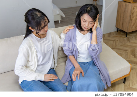 体調不良の母と心配する娘 137884904