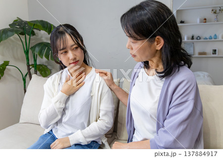 体調不良の娘と心配する母親 137884917