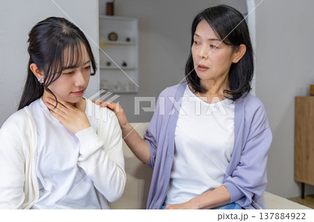 体調不良の娘と心配する母親 137884922