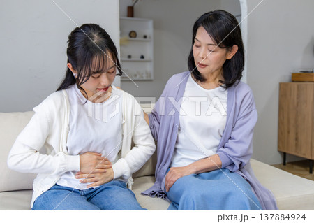 体調不良の娘と心配する母親 137884924