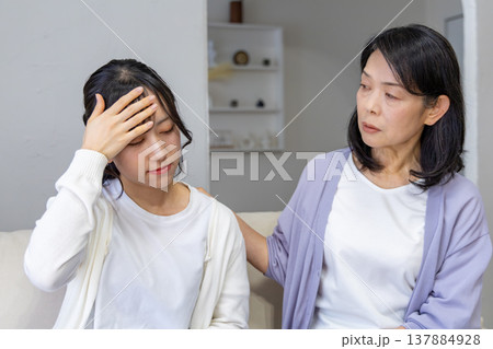 体調不良の娘と心配する母親 137884928