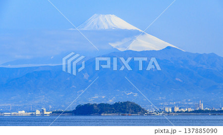 駿河湾越しで見る伊豆半島西伊豆の沼津市木負から見る冠雪した富士山 駿河湾越しで見る伊豆半島西伊豆の沼津市木負から見る冠雪した富士山 137885090