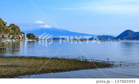 駿河湾越しで見る伊豆半島西伊豆の沼津市木負から見る冠雪した富士山　 137885093