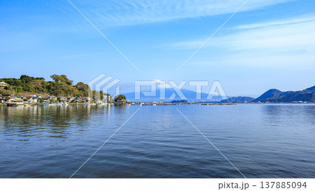 駿河湾越しで見る伊豆半島西伊豆の沼津市木負から見る冠雪した富士山 駿河湾越しで見る伊豆半島西伊豆の沼津市木負から見る冠雪した富士山 137885094