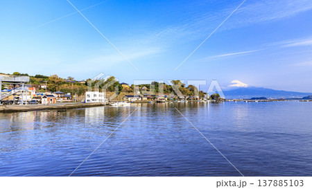 駿河湾越しで見る伊豆半島西伊豆の沼津市木負から見る冠雪した富士山 駿河湾越しで見る伊豆半島西伊豆の沼津市木負から見る冠雪した富士山 137885103