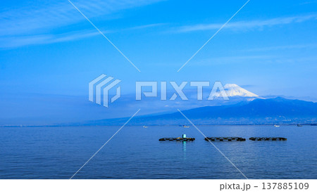 駿河湾越しで見る伊豆半島西伊豆の沼津市木負から見る冠雪した富士山　 137885109