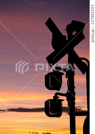 夕焼け空と踏切のシルエット　黄昏の鉄道風景 137885203