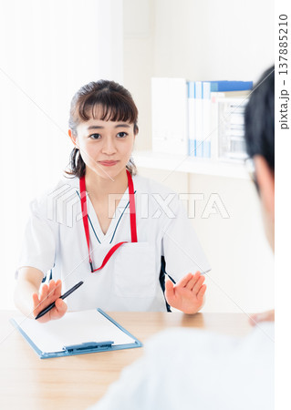 患者に説明する医療従事者 137885210