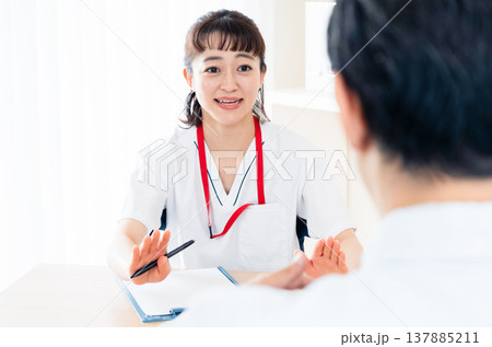 患者に説明する医療従事者 137885211