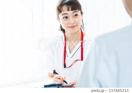 患者に説明する医療従事者 137885213