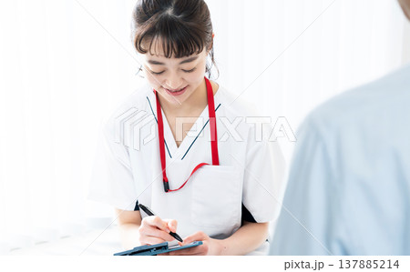 患者に説明する医療従事者 137885214