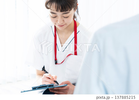 患者に説明する医療従事者 137885215
