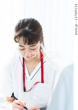 患者に説明する医療従事者 137885216