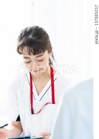 患者に説明する医療従事者 137885217