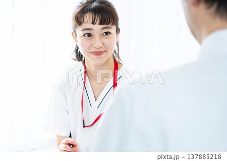 患者に説明する医療従事者 137885218