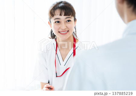 患者に説明する医療従事者 137885219