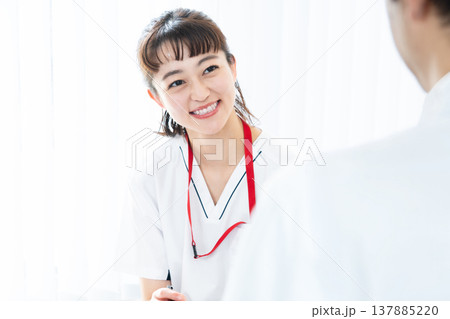 患者に説明する医療従事者 137885220
