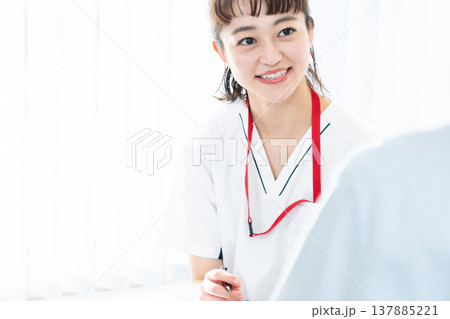 患者に説明する医療従事者 137885221
