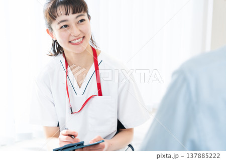 患者に説明する医療従事者 137885222