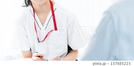 患者に説明する医療従事者 137885223