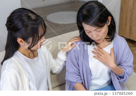 体調不良の母と心配する娘 体調不良の母と心配する娘 137885260