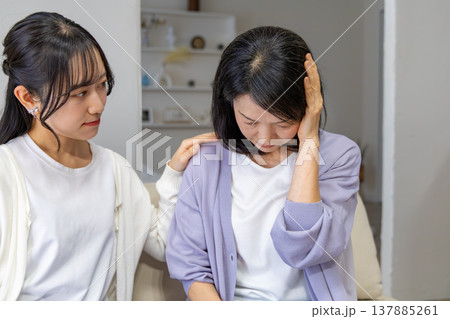 体調不良の母と心配する娘 体調不良の母と心配する娘 137885261